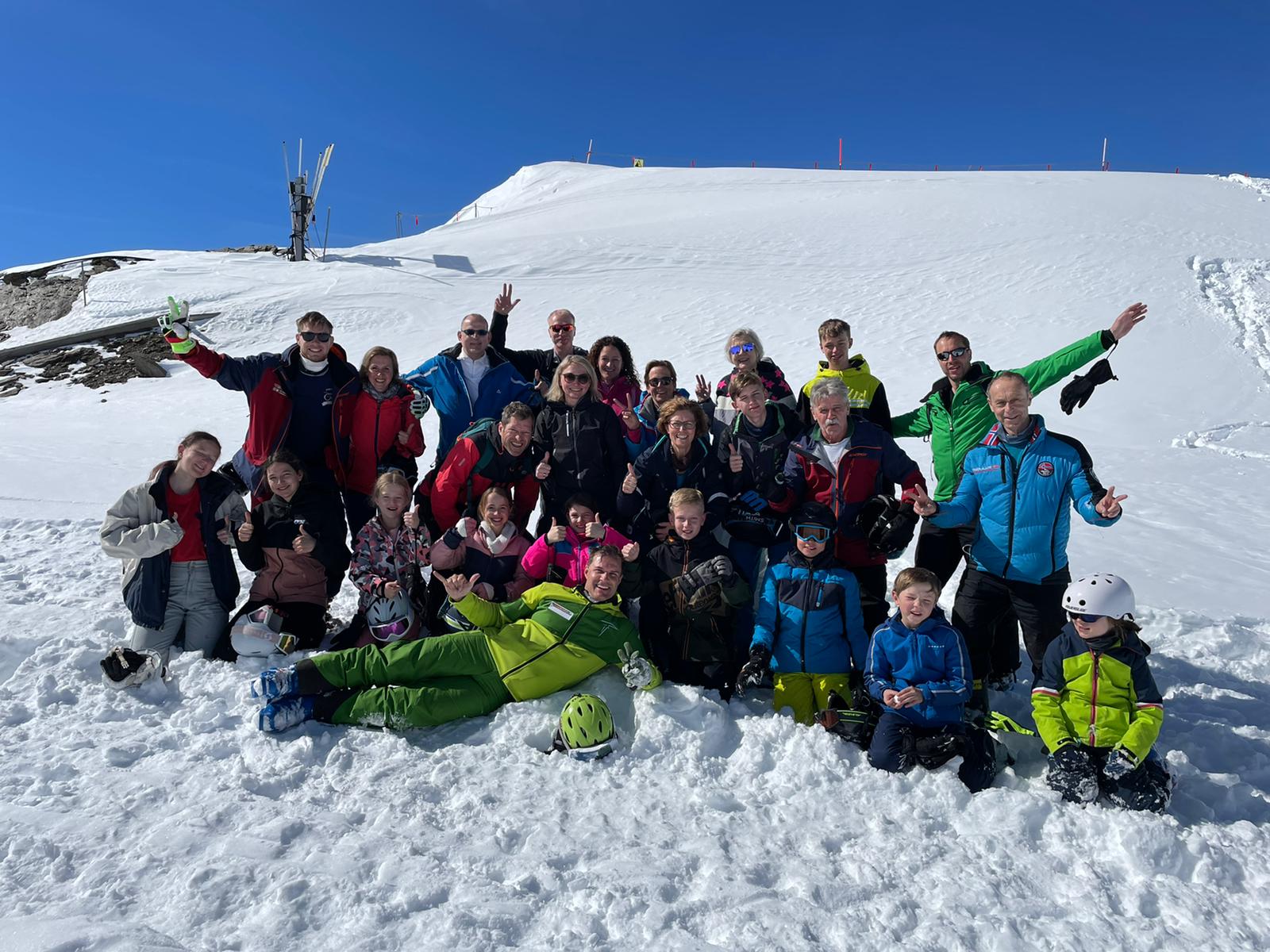 T11 Gruppe_Erw_Hände hoch